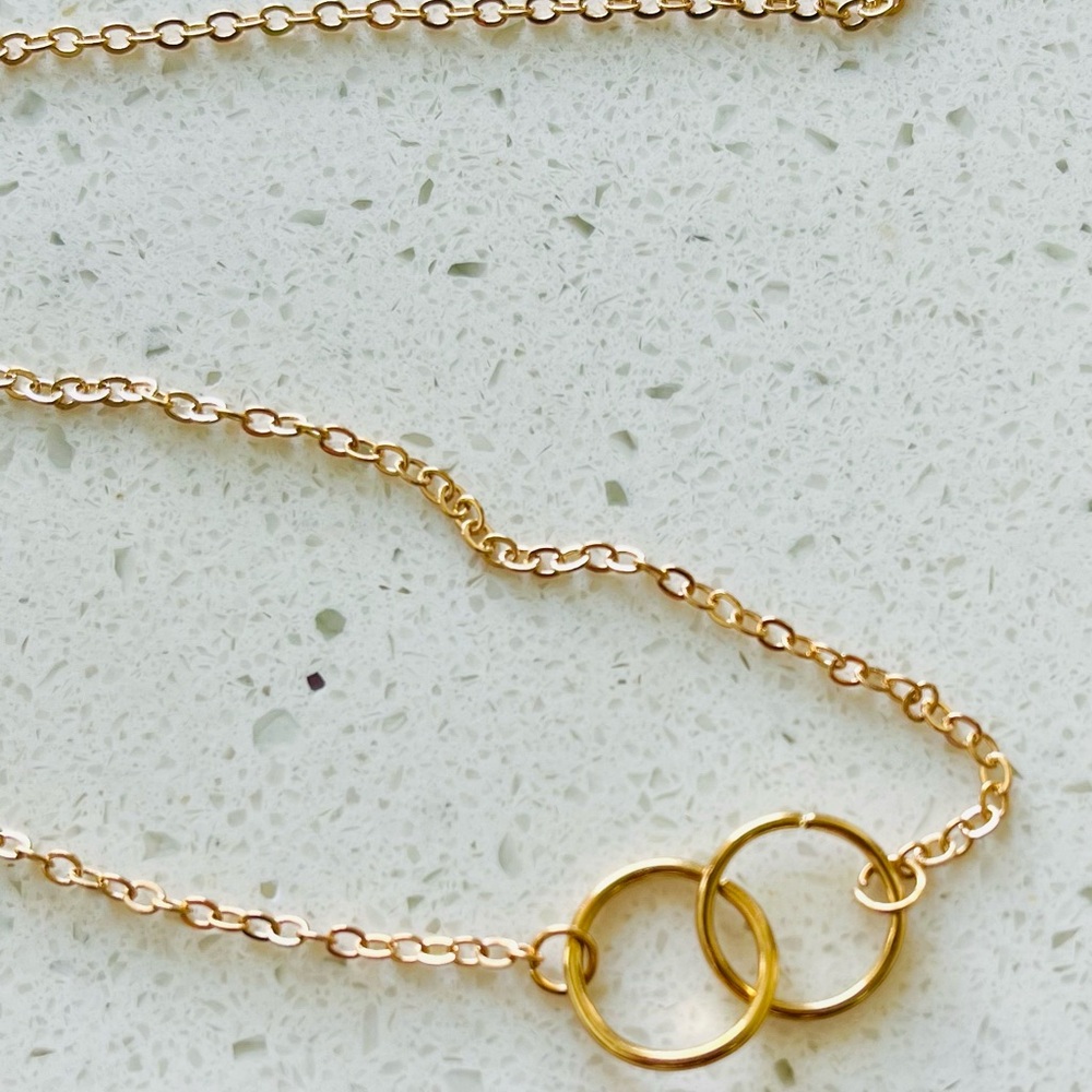 Simple Interlocking Circles Necklace